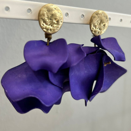 PENDIENTES CON PETALOS Y MEDALLA