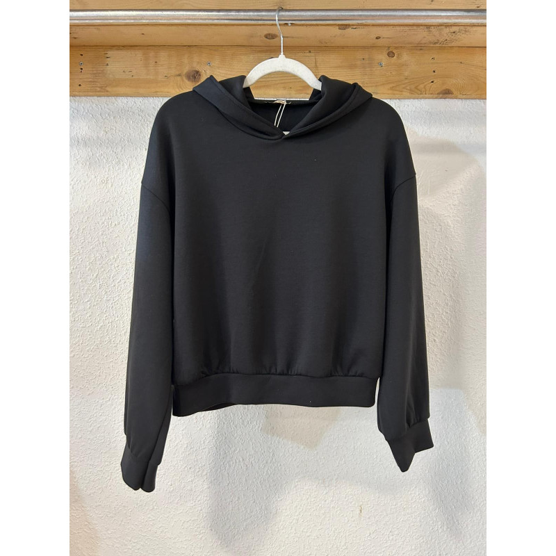 SUDADERA NEGRA CON CAPUCHA