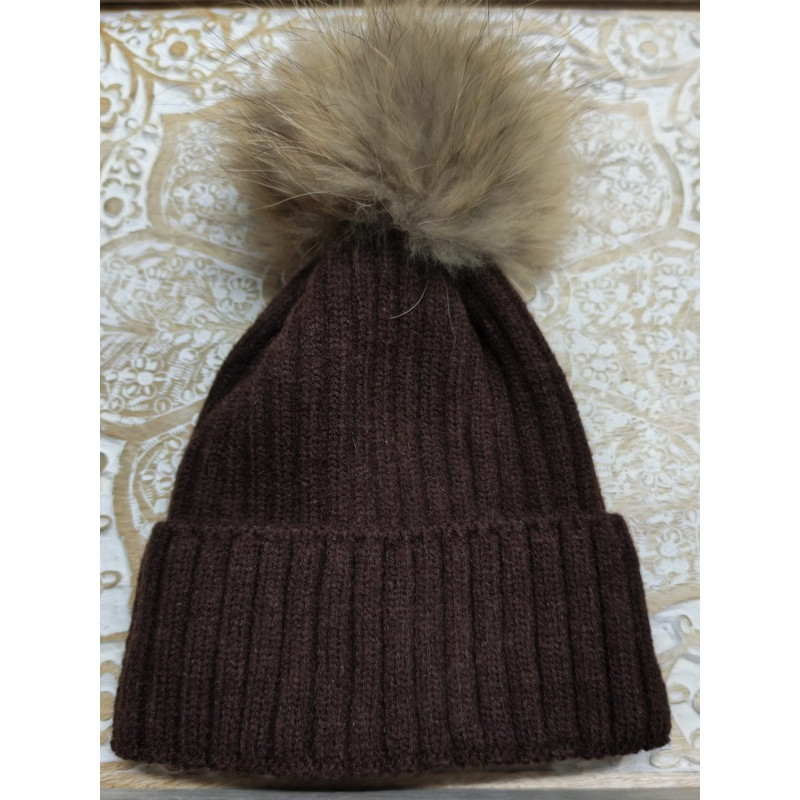 GORRO CON POMPÓN MARRÓN